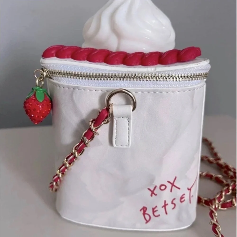 🍰 🍓 NWT Betsey Johnson Kitsch Shortcake Crossbody Bag. Limited Edt. BJ32…
